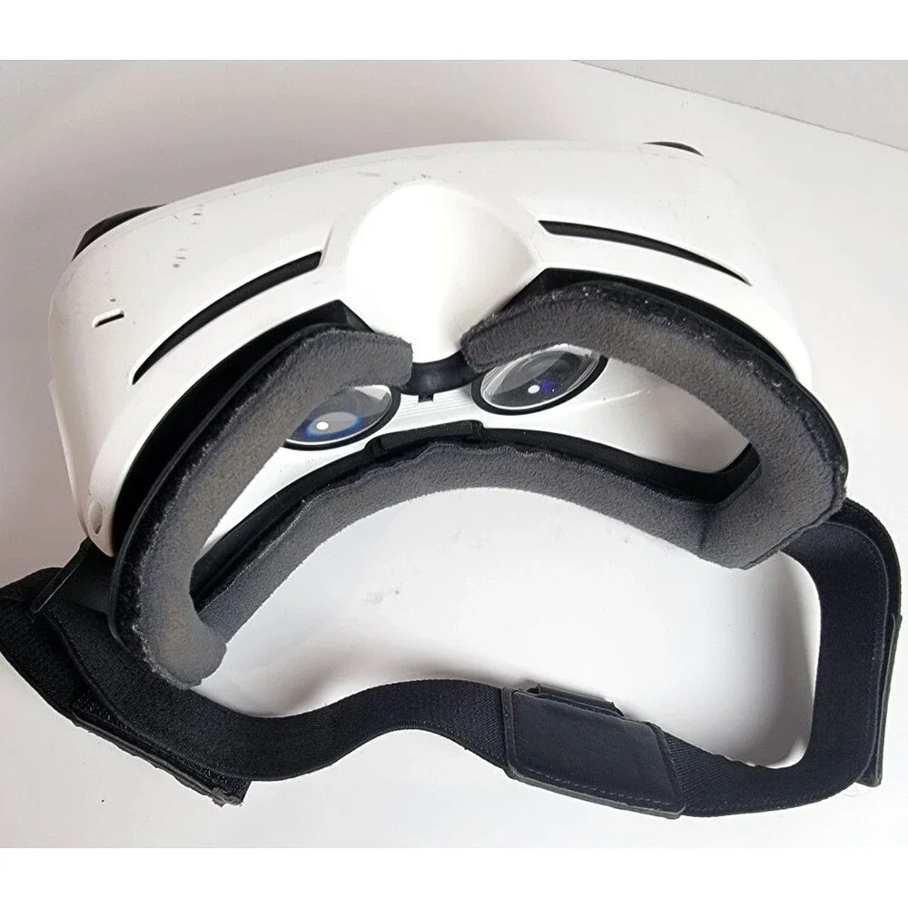 Samsung Gear VR SM-R322 Headset Powered  Oculus White For Parts Repair Untested